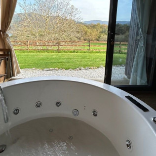 Escapada con Desayuno, Jacuzzi y Detalle de Bienvenida en Cabañas O Recuncho do Sor (O Barqueiro, A Coruña)