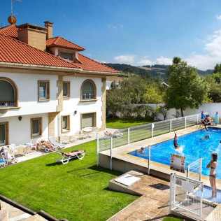 Escapada de 2 Noches en Habitación Superior con Bañera de Hidromasaje en Hotel El Carmen 3* (Perlora, Asturias)