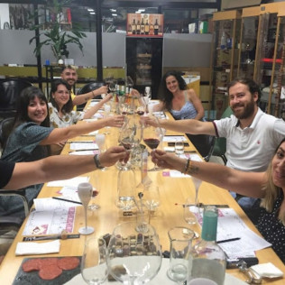 Visita a la Sala de Cata y Botella de Vino Personalizada para dos en Popy Wine (Madrid)