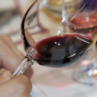 Visita a la Sala de Cata y Botella de Vino Personalizada para dos en Popy Wine (Madrid)