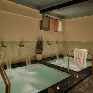 Baños Romanos con Copa de Cava para dos en Hospes Palacio del Bailío 5* (Córdoba)