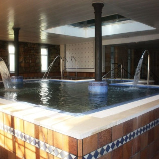Escapada Romántica con Piscina Termal y Cena para dos en Hotel Balneario de Corconte (Burgos)