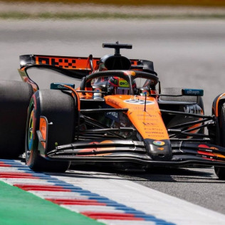 F1 Driving Experience - Warm Up: Conducir Formula Renault y Fórmula 1 en Trazado Gran Premio (Barcelona)