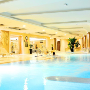 Escapada Romántica con Spa en Hotel Beatriz Toledo Auditorium & Spa 4* y Pilotar una Avioneta (Toledo)