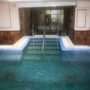 Escapada Romántica con Piscina Termal y Cena para dos en Hotel Balneario de Corconte (Burgos)