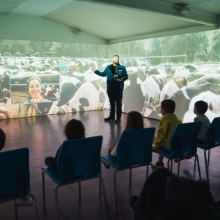 Experiència #Aprop: Visita a Llet Nostra con Degustación de Leche (Monells, Girona)