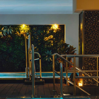 Tratamiento Facial Ácido Hialurónico con Acceso a Piscinas, Jacuzzis y Sauna en Oasis Spa Sevilla (Sevilla)