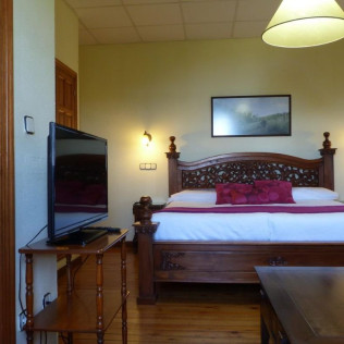 Escapada Romántica con Piscina Termal y Cena para dos en Hotel Balneario de Corconte (Burgos)