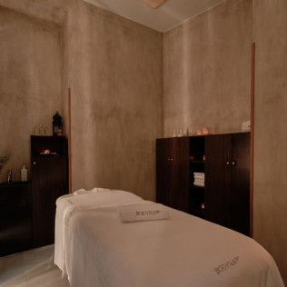 Siente Bodyna: Termas Romanas y Masaje Oriental para dos en Hospes Palacio del Bailío 5* (Córdoba)
