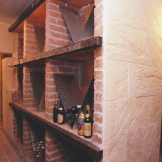 Visita a la Sala de Cata y Botella de Vino Personalizada para dos en Popy Wine (Madrid)