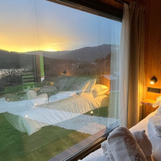 Escapada con Desayuno, Jacuzzi y Detalle de Bienvenida en Cabañas O Recuncho do Sor (O Barqueiro, A Coruña)