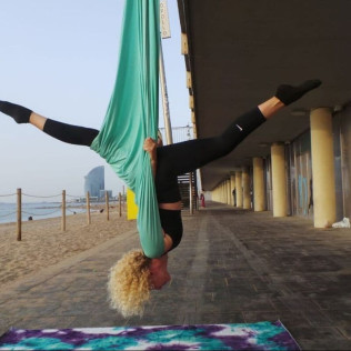 Aire-Clase: Clase Individual de Aero-Yoga en la Playa (Barcelona)