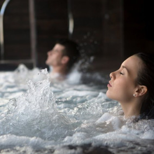 Masaje y Envoltura o Exfoliación con Opción a Jacuzzi Privado y Cena en Aguas del Sol Centro Wellness (Torremolinos, Málaga)