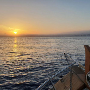 Paseo al Atardecer, Alojamiento en Barco y Cena para dos (Estepona, Málaga)