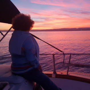 Paseo al Atardecer, Alojamiento en Barco y Cena para dos (Estepona, Málaga)