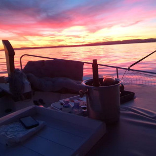 Paseo al Atardecer, Alojamiento en Barco y Cena para dos (Estepona, Málaga)