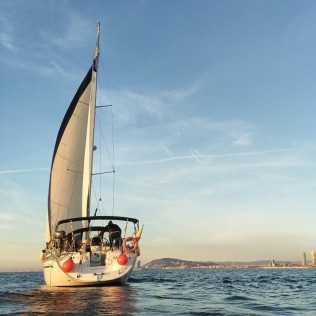 Puesta de Sol en Velero Privado con Cava y Opción a Cena y Noche a Bordo para dos (Barcelona)