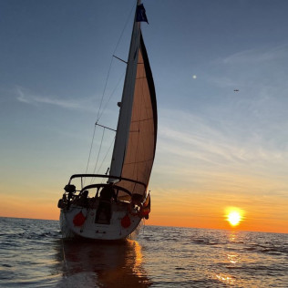 Puesta de Sol en Velero Privado con Cava y Opción a Cena y Noche a Bordo para dos (Barcelona)