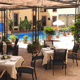 Escapada de 2 Noches en Hotel Alcázar de la Reina 4*, Visita a la Destilería Puerto de Indias y Visita a Carmona (Sevilla)