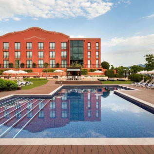 Escapada Enológica: Noche con Spa y Comida en Hotel Dolce by Wyndham 4* Sup y Visita a Bodega y Cata de Vino para dos (Barcelona)