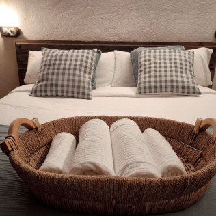 Escapada de 2 Noches con Jacuzzi en La Casita de Albino (Castillo de Bayuela, Toledo)