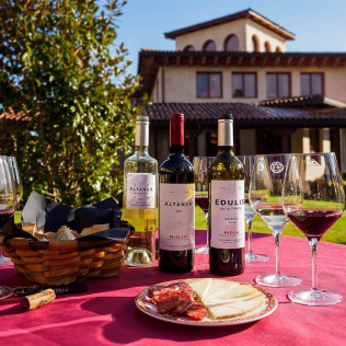 Visita Guiada a Bodegas Altanza con Cata de Vinos, AOVE y Aperitivo para dos (La Rioja)