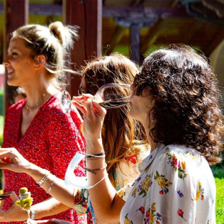 Visita Guiada a Bodegas Altanza con Cata de Vinos, AOVE y Aperitivo para dos (La Rioja)