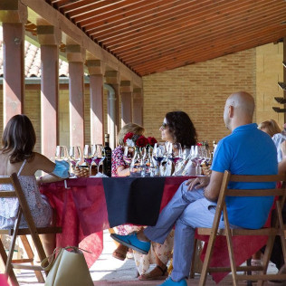Visita Guiada a Bodegas Altanza con Cata de Vinos, AOVE y Aperitivo para dos (La Rioja)