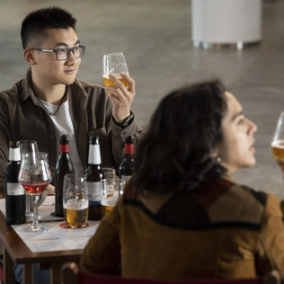Visita Guiada a la Antigua Fábrica Estrella Damm con Degustación Especial de Cervezas (Barcelona)