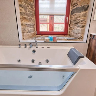 Escapada de 2 Noches con Jacuzzi, Visita a Bodega y Cata de Vinos para dos en Casa Grande de Covas (Taboada, Lugo)