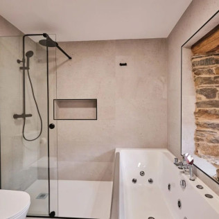 Escapada de 2 Noches con Jacuzzi, Visita a Bodega y Cata de Vinos para dos en Casa Grande de Covas (Taboada, Lugo)