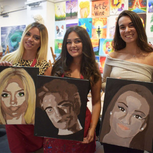 Sesión Art & Wine: Taller de Retratos Personalizados con Vino Ilimitado (Barcelona)