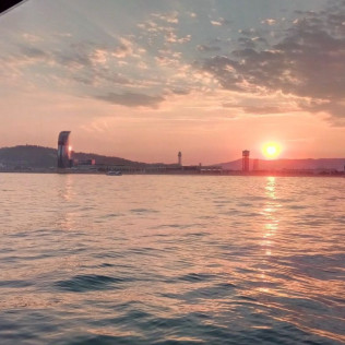 Atardecer en Velero Compartido con Barra Libre y Aperitivo (Barcelona)