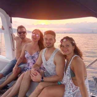 Atardecer en Velero Compartido con Barra Libre y Aperitivo (Barcelona)