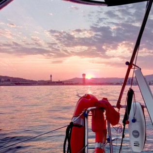 Atardecer en Velero Compartido con Barra Libre y Aperitivo (Barcelona)
