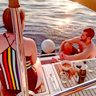 Atardecer en Velero Compartido con Barra Libre y Aperitivo (Barcelona)