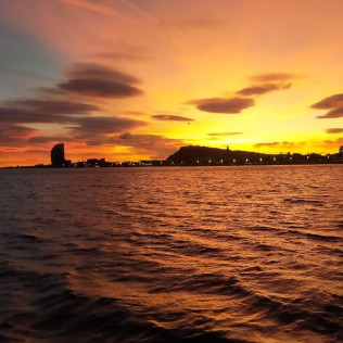 Atardecer Privado en Velero con Barra Libre (Barcelona)
