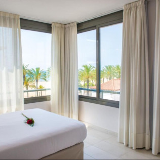 Escapada con Desayuno en Hotel Atenea Park Suites Apartments (Vilanova i la Geltrú, Barcelona)