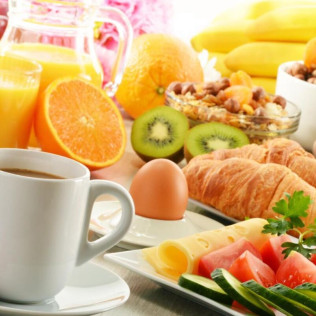 Escapada con Desayuno en Hotel Atenea Park Suites Apartments (Vilanova i la Geltrú, Barcelona)