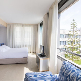 Escapada con Desayuno en Hotel Atenea Park Suites Apartments (Vilanova i la Geltrú, Barcelona)