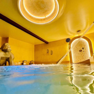 Acceso al Aura Spa en Aldea Calma (Pontevedra)