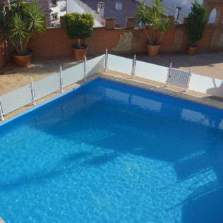 Escapada de 1 o 2 Noches con Desayuno en Apartamentos Rurales de Balcones de Bentomiz (Arenas, Málaga)