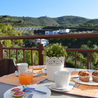 Escapada de 1 o 2 Noches con Desayuno en Apartamentos Rurales de Balcones de Bentomiz (Arenas, Málaga)