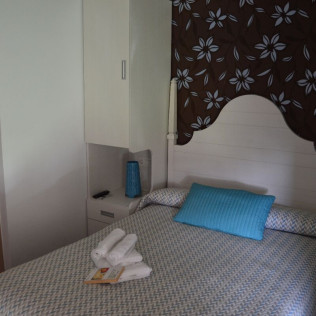 Escapada de 1 o 2 Noches con Desayuno en Apartamentos Rurales de Balcones de Bentomiz (Arenas, Málaga)
