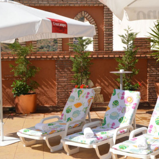 Escapada de 1 o 2 Noches con Desayuno en Apartamentos Rurales de Balcones de Bentomiz (Arenas, Málaga)