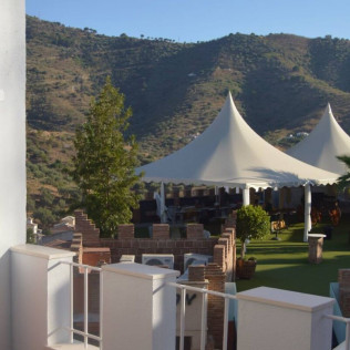 Escapada de 1 o 2 Noches con Desayuno en Apartamentos Rurales de Balcones de Bentomiz (Arenas, Málaga)