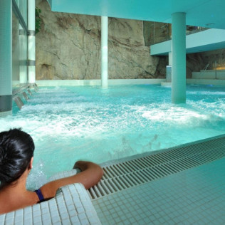 Circuito Spa y Menú en Hotel Balneario La Hermida 4* y Visita a la Bodega Picos de Cabariezo con Cata para dos (Cantabria)
