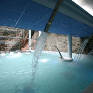 Circuito Spa y Menú en Hotel Balneario La Hermida 4* y Visita a la Bodega Picos de Cabariezo con Cata para dos (Cantabria)