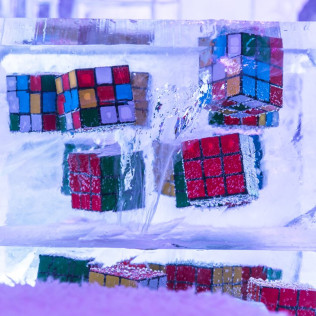 Pack Romántico: Entrada, Bebida y Terraza con Botella de Cava y Bombones para dos en Bar de Hielo Icebarcelona (Barcelona) 