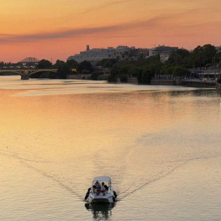 Salida en Barco Eléctrico para dos (Sevilla)